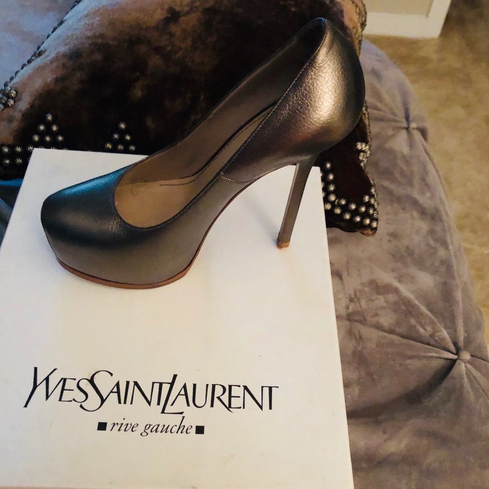 YSL gold 81/2 gently worn pump